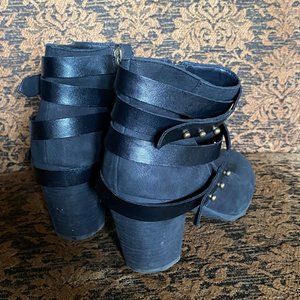 BP BLOCK HEEL ANKLE BOOTIES BLACK/GOLD